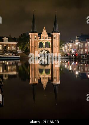 Waterpoort, porta d'acqua, e il canale de Kolk nella città di Snits, Sneek a Friesland, Paesi Bassi Foto Stock