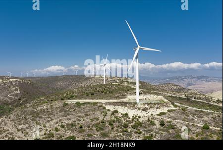 Turbine eoliche in cima alle colline. Fattoria eolica di Oreites nel distretto di Paphos, Cipro Foto Stock