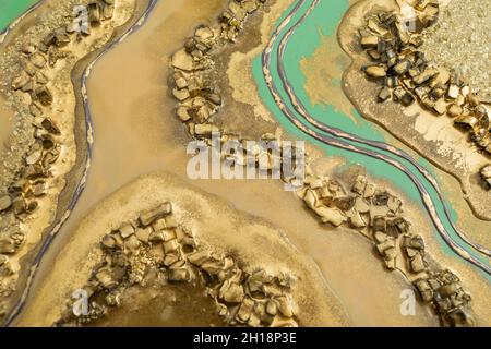 Resina astratta con colori dorati e vetro. Sfondo epossidico Foto Stock