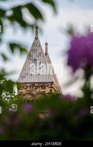 I campanili della cattedrale di Lund durante il tramonto estivo Foto Stock