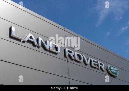 Málaga, Spagna: Ottobre/17/2021; logo del marchio all'ingresso del negozio Land Rover nella città di Málaga, Spagna - Land Rover è una multinazionale britannica Foto Stock