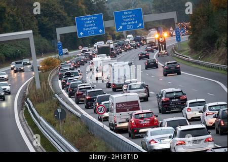 Amburgo, Germania. 17 ottobre 2021. Decine di auto, camper e camion sono bloccati in ingorghi sul Autobahn 1. Le vacanze autunnali ad Amburgo e Schleswig-Holstein si sono concluse il fine settimana con code di auto sulle strade. Credit: Jonas Walzberg/dpa/Alamy Live News Foto Stock