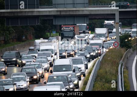 Amburgo, Germania. 17 ottobre 2021. Decine di auto, camper e camion sono bloccati in ingorghi sul Autobahn 1. Le vacanze autunnali ad Amburgo e Schleswig-Holstein si sono concluse il fine settimana con code di auto sulle strade. Credit: Jonas Walzberg/dpa/Alamy Live News Foto Stock