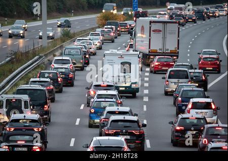 Amburgo, Germania. 17 ottobre 2021. Decine di auto, camper e camion sono bloccati in ingorghi sul Autobahn 1. Le vacanze autunnali ad Amburgo e Schleswig-Holstein si sono concluse il fine settimana con code di auto sulle strade. Credit: Jonas Walzberg/dpa/Alamy Live News Foto Stock