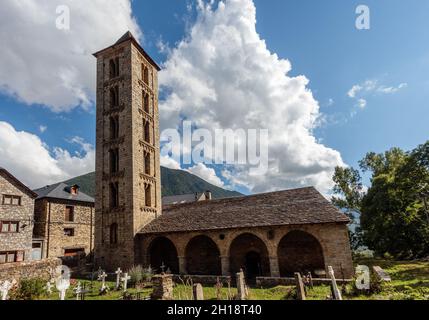 La chiesa romanica di Santa Eulalia nella Valle del Boi è un sito patrimonio dell'umanità dell'UNESCO. Catalogna. Spagna. Foto Stock