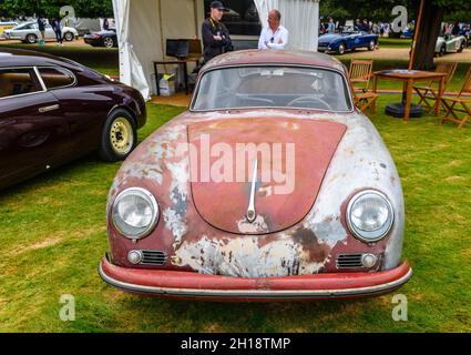 Partecipanti al Concours of Elegance 2021 in Hampton Court Place Foto Stock