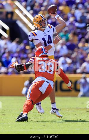 LSU Tigers quarterback Max Johnson (14) passa mentre la pressione da Florida Gators difensivo lineeman Princely Umanmielen (33), Sabato, 16 ottobre 2021 Foto Stock