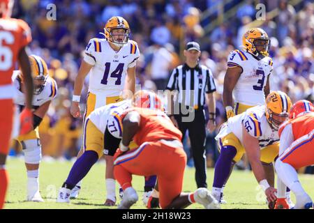 LSU Tigers quarterback Max Johnson (14) chiama un gioco contro i Florida Gators, sabato 16 ottobre 2021, a Baton Rouge, Louisiana. LSU Tigers sconfitta Foto Stock