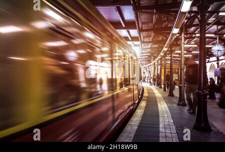 Piattaforma metropolitana generica a Berlino - concetto di trasporto urbano con veicolo sfocato che si sposta alla stazione metropolitana della metropolitana Foto Stock