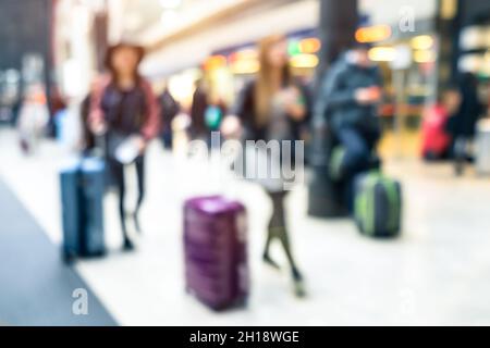 Sfocato bokeh sfocato di persone che camminano al terminal gate dell'aeroporto internazionale per il viaggio in aereo - viaggio Wanderlust concetto Foto Stock