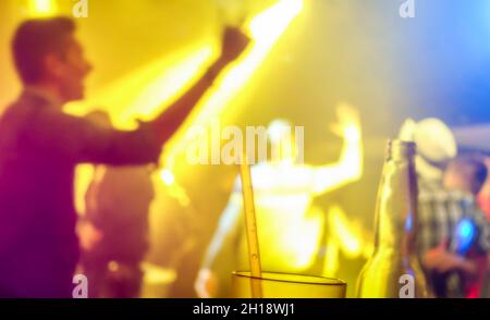 Sfocato Blurred persone che ballano alla musica notte festival evento - Abstract immagine sfondo di discoteca club dopo partito con laser show Foto Stock