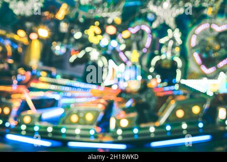 Luci sfocate del bokeh sfocate al Luna di Natale giostra parco - Winter mercato festivo concetto divertirsi in tutto il mondo Foto Stock