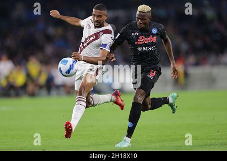 Napoli, Italia. 17 ottobre 2021. Gleison Bremer del Torino FC e Victor Osimhen della SSC Napoli gareggiano per la palla durante la Serie A 2021/2022 partite di calcio tra SSC Napoli e Torino FC allo stadio Diego Armando Maradona di Napoli (Italia), 17 ottobre 2021. Foto Cesare Purini/Insidefoto Credit: Ininsidefoto srl/Alamy Live News Foto Stock