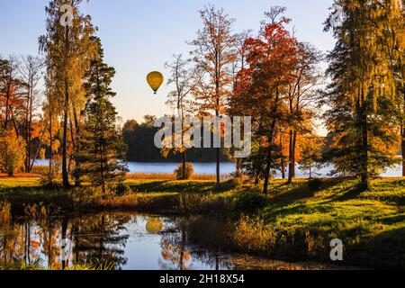 autunno autunno autunno paesaggio con stagno, lago, e mongolfiera Foto Stock
