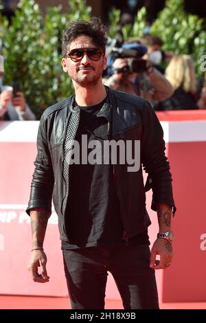 Roma, Italia. 16 ottobre 2021. ROMA, ITALIA - OTTOBRE 16: Fabrizio Moro, assiste al tappeto rosso del vicino incontro "Luciano Ligabue e Fabrizio Moro" durante il 16° Festival del Film di Roma 2021, il 16 ottobre 2021 a Roma, Italia. Credit: dpa/Alamy Live News Foto Stock