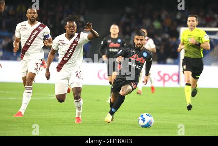 Napoli, Campania, Italia. 17 ottobre 2021. Lorenzo Insigne di Napoli, vince un contrasto contro il codice ben di Torino.durante la serie Italiana Una partita di calcio SSC Napoli vs FC Torino il 17 ottobre 2021 allo stadio Diego Armando Maradona di Napoli.in foto: (Credit Image: © Fabio Sasso/ZUMA Press Wire) Foto Stock