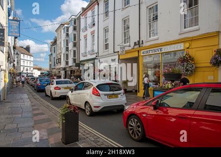 Plymouth, Devon, Inghilterra, Regno Unito. 2021. Traffico in movimento lento su Southside Street nella zona barbicana di Plymouth, Regno Unito Foto Stock