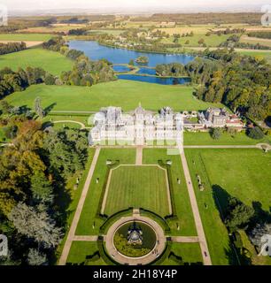 CASTLE HOWARD, YORK, REGNO UNITO - 15 OTTOBRE 2021. Una vista aerea dei giardini formali e maestosa casa sulla tenuta del Castello Howard nelle colline di Howardian Foto Stock