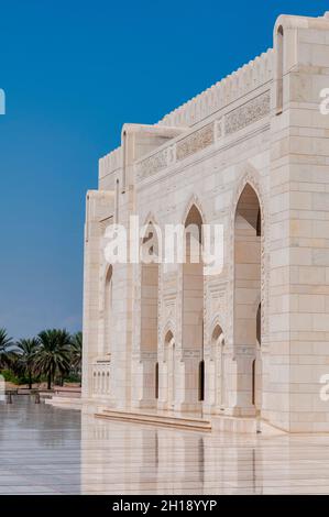 Arcate nella Grande Moschea del Sultano Qaboos. Sultan Qaboos Grande Moschea, Muscat, Oman. Foto Stock