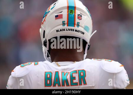 Londra, Regno Unito. 17 ottobre 2021; Tottenham Hotspur Stadium, Londra, Inghilterra; NFL UK Series, Miami Dolphins Versus Jacksonville Jaguars; The Black Lives Matter slogan sul casco di Miami Dolphins Linebacker Jerome Baker (55) Credit: Action Plus Sports Images/Alamy Live News Foto Stock