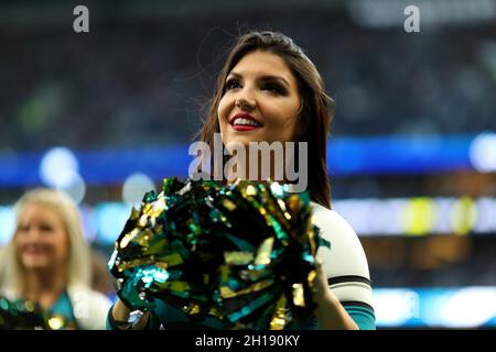 Londra, Regno Unito. 17 ottobre 2021; Tottenham Hotspur Stadium, Londra, Inghilterra; NFL UK Series, Miami Dolphins vs Jacksonville Jaguars; The Jacksonville Jaguars cheerleaders Credit: Action Plus Sports Images/Alamy Live News Foto Stock