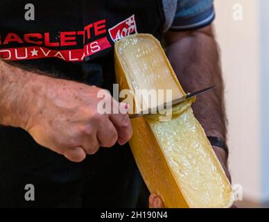 In una volta: È così che lo fanno oggi i professionisti ed è anche l'obiettivo di apprendimento durante lo stage di raclette presso il caseificio Augstbord di Turtmann-Unterems, Svizzera Foto Stock