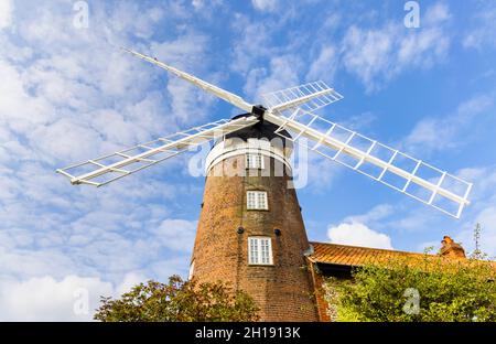 Un vecchio mulino a vento Clifftop ora convertito in una casa residenziale e campi adiacenti a Weybourne sulla costa nord di Norfolk, East Anglia, Inghilterra Foto Stock