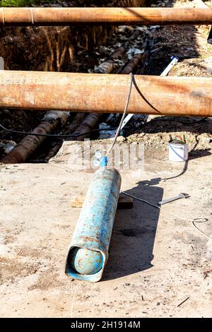 Bombola di ossigeno blu con sensori di pressione sul cambio. Attrezzatura per il taglio a gas di metalli. Attrezzatura di saldatura a gas per il taglio di metalli in un costruttore Foto Stock