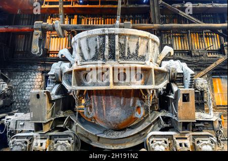 Grandi mestoli di scorie metallurgiche su carrelli ferroviari Foto Stock