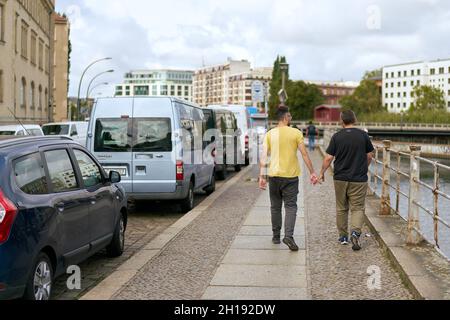 Sentiero sulla riva del fiume Sprea a Berlino con coppia omosessuale a piedi Foto Stock