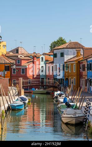 Un tipico scorcio dell'isola di Burano con le sue caratteristiche case colorate Foto Stock