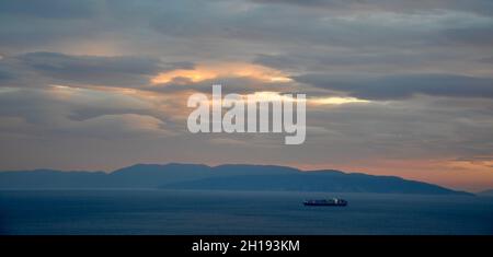 Nube lenticolare, altocumulo, lenticularis, formatosi sulla baia di Kvarner vicino a Rijeka, Croazia Foto Stock