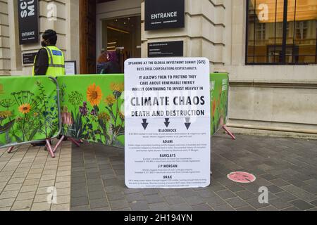 Londra, Regno Unito. 17 ottobre 2021. Un cartello critico di alcune delle aziende che partecipano al Global Investment Summit è visto durante la protesta fuori dal Museo della Scienza. Gli attivisti della ribellione dell'estinzione si sono riuniti fuori dal museo di South Kensington in vista del Global Investment Summit, che si è svolto il 19 ottobre, per protestare contro quella che dicono è una "piattaforma per il lavaggio del verde" per alcuni dei principali inquinatori del mondo e per le aziende che finanziano i combustibili fossili. Credit: SOPA Images Limited/Alamy Live News Foto Stock