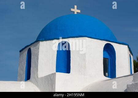 Particolare di una piccola cappella con tetto a cupola, a Parikia. Parikia, Isola di Paros, Isole Cicladi, Grecia. Foto Stock