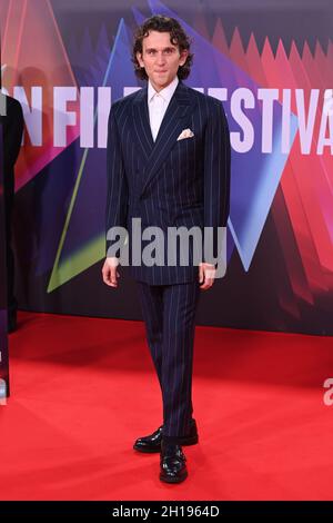 Londra, Regno Unito. 17 ottobre 2021. Harry Melling arriva per la prima della tragedia di Macbeth, presso il Royal Festival Hall di Londra durante il BFI London Film Festival. Data foto: Domenica 17 ottobre 2021. Il credito fotografico dovrebbe essere: Matt Crossick/Empics/Alamy Live News Foto Stock