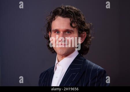 Londra, Regno Unito. 17 ottobre 2021. Harry Melling arriva per la prima della tragedia di Macbeth, presso il Royal Festival Hall di Londra durante il BFI London Film Festival. Data foto: Domenica 17 ottobre 2021. Il credito fotografico dovrebbe essere: Matt Crossick/Empics/Alamy Live News Foto Stock