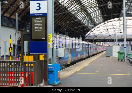 Il servizio di treni Scotrail è stato interrotto a causa dell'azione industriale RMT Union. Treni alla Queen Street Station, Glasgow, Scozia, Regno Unito Foto Stock