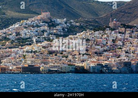 Vista di Ermoupoli, la capitale dell'Egeo meridionale. Ermoupoli, Isole Siros, Isole Cicladi, Grecia. Foto Stock