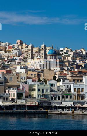 Vista di Ermoupoli, la capitale dell'Egeo meridionale. Ermoupoli, Isole Siros, Isole Cicladi, Grecia. Foto Stock