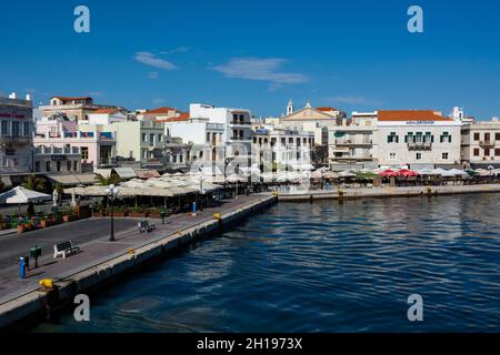 Vista sul lungomare di Ermoupoli, capitale dell'Egeo meridionale. Ermoupoli, Isole Siros, Isole Cicladi, Grecia. Foto Stock
