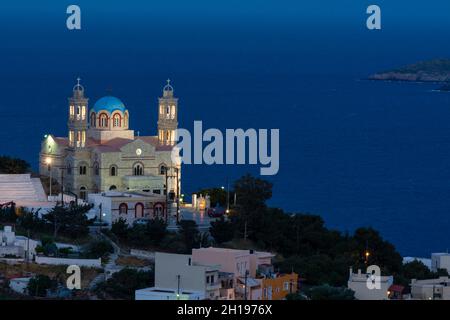 Una vista della Chiesa della Risurrezione, costruita nel 1870 sulla cima del Colle Vrodado, Ermoupoli, la capitale del Sud Egeo. Ermoupoli, Isola di Siros Foto Stock