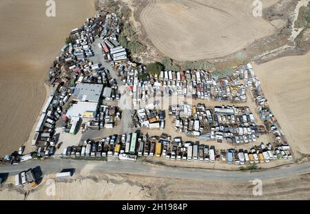 Vista dall'alto del drone aereo dei relitti distrutti di auto distrutti in un deposito auto.