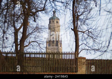 Chiesa di San Giorgio con il campanile chiamato Daniel a Noerdlingen in una giornata fredda di gennaio Foto Stock