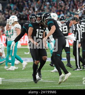 Londra, Regno Unito. 17 ottobre 2021. Il kicker Matthew Wright (R) dei Jacksonville Jaguars celebra la vittoria dopo l'ultimo secondo calcio nella loro partita contro i Miami Dolphins al White Hart Lane di Londra mercoledì 17 ottobre 2021. Jaguar ha vinto la partita 23-20. Foto di Hugo Philpott/UPI Credit: UPI/Alamy Live News Foto Stock