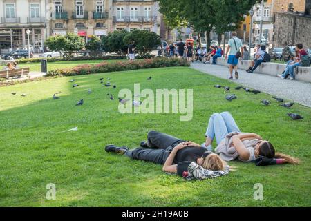 La bambina spaventa i piccioni divertente estate gioco. Ecologia, corre  sull'erba nel parco della città all'aperto, stile di vita Foto stock - Alamy