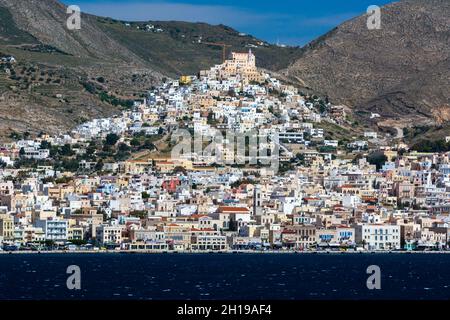 Ano Syros sulla cima di una collina che domina Ermoupoli, la capitale dell'Egeo meridionale. Ano Syros, Ermoupoli, Isole Siros, Isole Cicladi, Gr Foto Stock