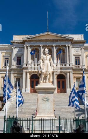 La statua di Andreas Miaoulis, ammiraglio della Guerra d'Indipendenza greca, presso il municipio di Ermoupoli. Ermoupoli, Isole Siros, Isole Cicladi, Greec Foto Stock