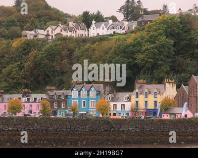 Le case dipinte con colori vivaci sulla strada principale di Tobermory sull'isola di Mull; noto a tutti i bambini come la TV impostazione di Balamory. Foto Stock