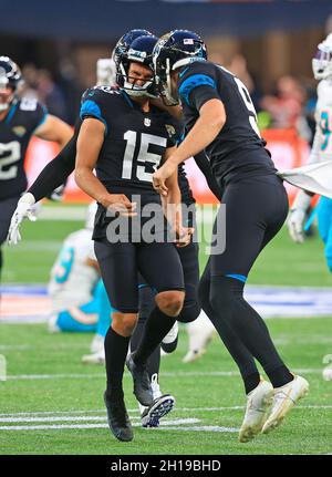 Jacksonville Jaguars kicker Matthew Wright (15) festeggia con il pugnatore Logan Cooke (9) dopo che il suo ultimo secondo obiettivo di campo ha dato loro la vittoria sopra la mia Foto Stock