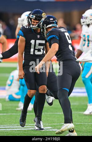 Jacksonville Jaguars kicker Matthew Wright (15) festeggia con il pugnatore Logan Cooke (9) dopo che il suo ultimo secondo obiettivo di campo ha dato loro la vittoria sopra la mia Foto Stock